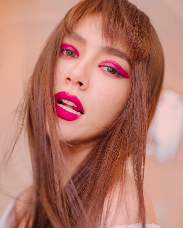 Makeup Trend, เทรนด์แต่งหน้า, เทรนด์เมคอัพ, เทรนด์สีเมคอัพ, เทรนด์สีอายแชโดว์, เทรนด์สีลิปสติก, เทรนด์แต่งตา, แต่งหน้า, เมคอัพ, สีนีออน, เทรนด์แต่งหน้า summer 2019, เทรนด์เมคอัพ summer 2019, แต่งหน้าตามเทรนด์, สีเหลืองนีออน, สีชมพูนีออน, สีเขียนสะท้อนแสง, สีเขียวนีออน, สีชมพูสด, สีส้มสะท้อนแสง, สีส้มนีออน