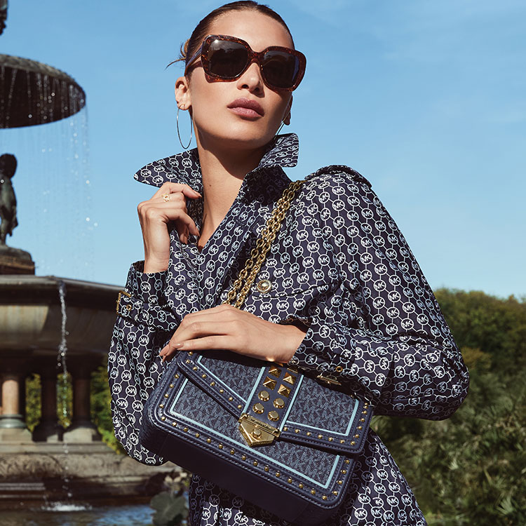 Fashion News, MICHAEL Michael Kors, Michael Kors, Spring 2021, แอดแคมเปญ, campaign, โฆษณา, แอด, หนังสั้น, สาวนิวยอร์ก, New York, คอลเลคชั่นใหม่, คอลเลคชั่น Spring 2021, เสื้อผ้า, กระเป๋า, รองเท้า, เครื่องประดับ, แว่นกันแดด