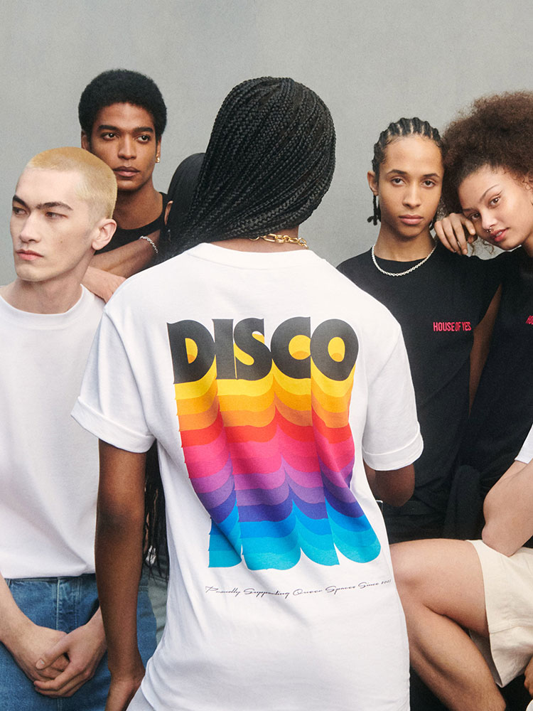 Fashion News, COS, Pride, Horse Meat Disco, House of Yes, Sink The Pink, Churros con Chocolate, LGBTQIA+, คอลเลคชั่นพิเศษ, การกุศล, บริจาค, สนับสนุน, องค์กรการกุศล, ขับเคลื่อนความหลากหลายทางเพศ