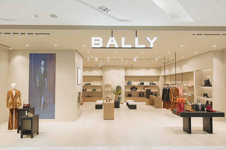 Fashion News, Bally, Spring/Summer 2023, ร้านใหม่, คอนเซ็ปต์ใหม่, เอ็มโพเรียม, ช็อป, ใหม่, กระเป๋า, รองเท้า, เสื้อผ้า, เครื่องประดับ, จิงจิง วริศรา, โยเกิร์ต ณัฐฐชาช์, เฟิร์ส ฉลองรัฐ, ช็อป Bally, กรุงเทพฯ