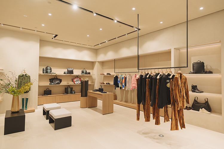 Fashion News, Bally, Spring/Summer 2023, ร้านใหม่, คอนเซ็ปต์ใหม่, เอ็มโพเรียม, ช็อป, ใหม่, กระเป๋า, รองเท้า, เสื้อผ้า, เครื่องประดับ, จิงจิง วริศรา, โยเกิร์ต ณัฐฐชาช์, เฟิร์ส ฉลองรัฐ, ช็อป Bally, กรุงเทพฯ