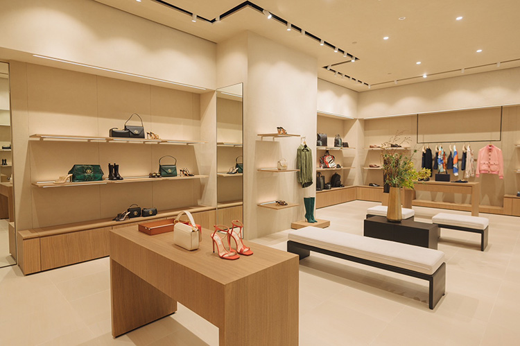 Fashion News, Bally, Spring/Summer 2023, ร้านใหม่, คอนเซ็ปต์ใหม่, เอ็มโพเรียม, ช็อป, ใหม่, กระเป๋า, รองเท้า, เสื้อผ้า, เครื่องประดับ, จิงจิง วริศรา, โยเกิร์ต ณัฐฐชาช์, เฟิร์ส ฉลองรัฐ, ช็อป Bally, กรุงเทพฯ