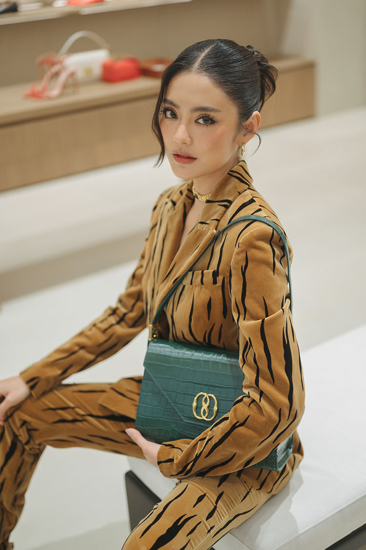 Fashion News, Bally, Spring/Summer 2023, ร้านใหม่, คอนเซ็ปต์ใหม่, เอ็มโพเรียม, ช็อป, ใหม่, กระเป๋า, รองเท้า, เสื้อผ้า, เครื่องประดับ, จิงจิง วริศรา, โยเกิร์ต ณัฐฐชาช์, เฟิร์ส ฉลองรัฐ, ช็อป Bally, กรุงเทพฯ