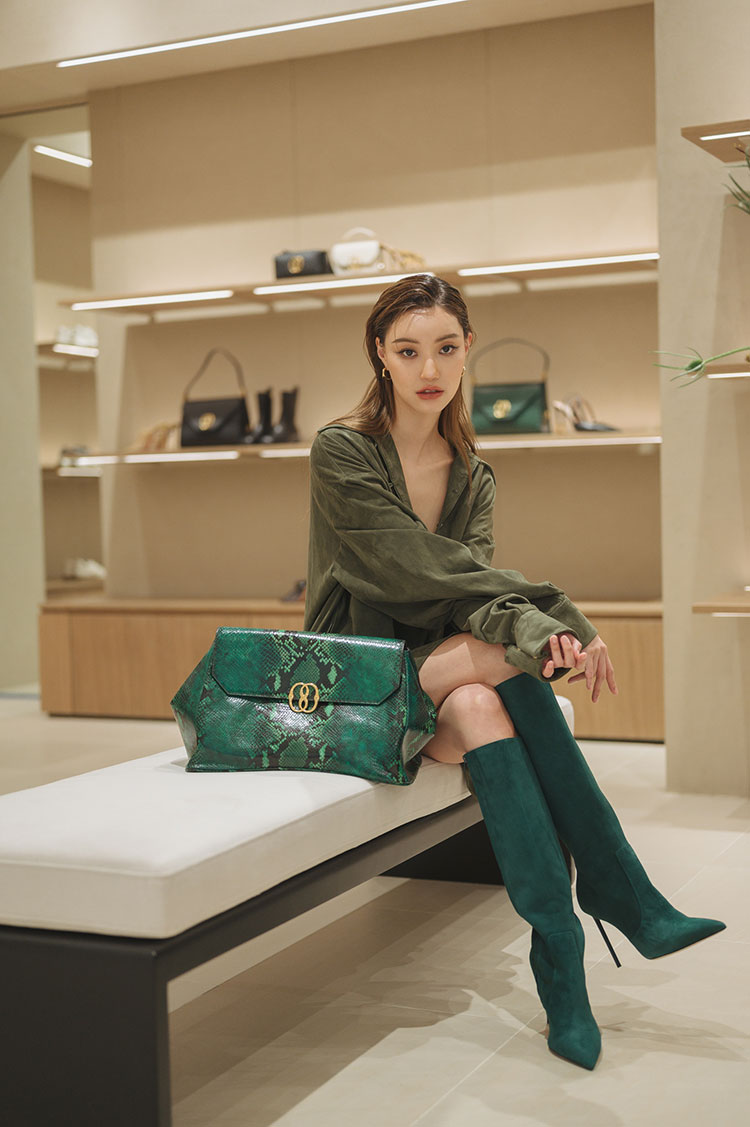 Fashion News, Bally, Spring/Summer 2023, ร้านใหม่, คอนเซ็ปต์ใหม่, เอ็มโพเรียม, ช็อป, ใหม่, กระเป๋า, รองเท้า, เสื้อผ้า, เครื่องประดับ, จิงจิง วริศรา, โยเกิร์ต ณัฐฐชาช์, เฟิร์ส ฉลองรัฐ, ช็อป Bally, กรุงเทพฯ