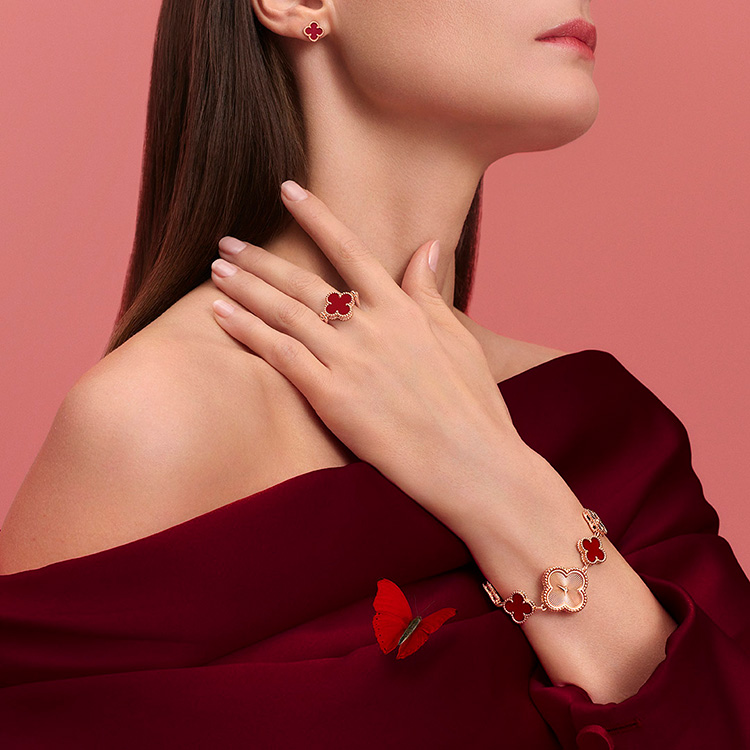 Fashion News, Van Cleef & Arpels, Alhambra, Rose Gold, guilloché, carnelian, เครื่องประดับ, สร้อยคอ, สร้อยข้อมือ, แหวน, นาฬิกา, กำไล, ออกใหม่, มาใหม่