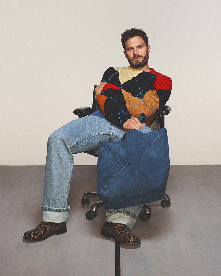 Fashion News, LOEWE, LOEWE Men, Spring/Summer 2024, โกบอลแบรนด์แอมบาสเดอร์, Global Brand Ambassador, Jamie Dornan, Omar Apollo, Puzzle fold tote, Campo, Lynda Benglis, David Sims