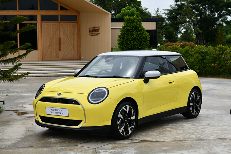 Lifestyle News,  มินิ ประเทศไทย, มินิคูเปอร์ เอสอี, ใหม่, มินิมอล, The new MINI Cooper SE, รถยนตร์, 3 ประตู, รถมินิ, รถไฟฟ้า, พลังงานไฟฟ้า, มินิพลังงานไฟฟ้า, ราคา, เท่าไร